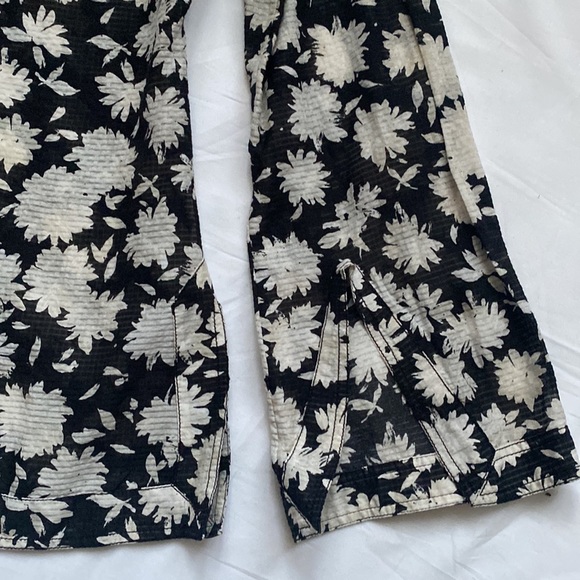 ⭐️Tory Burch Black and White Floral Print Blouse⭐️ - Picture 9 of 10